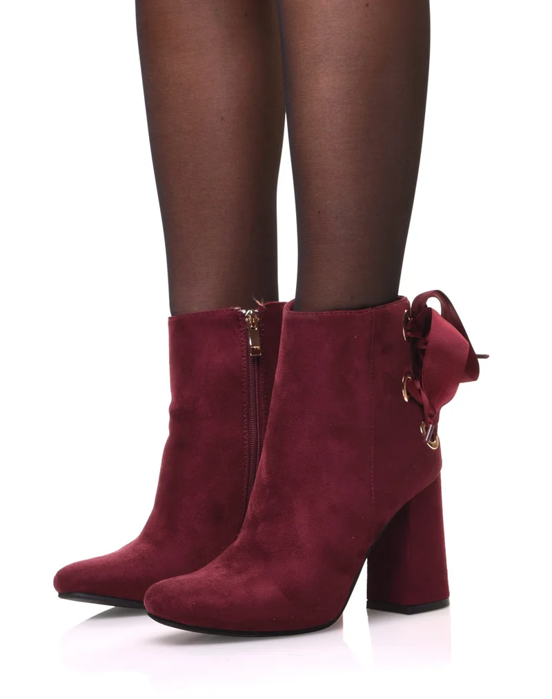 Bottines bordeaux en suédine à talons et lacets satin