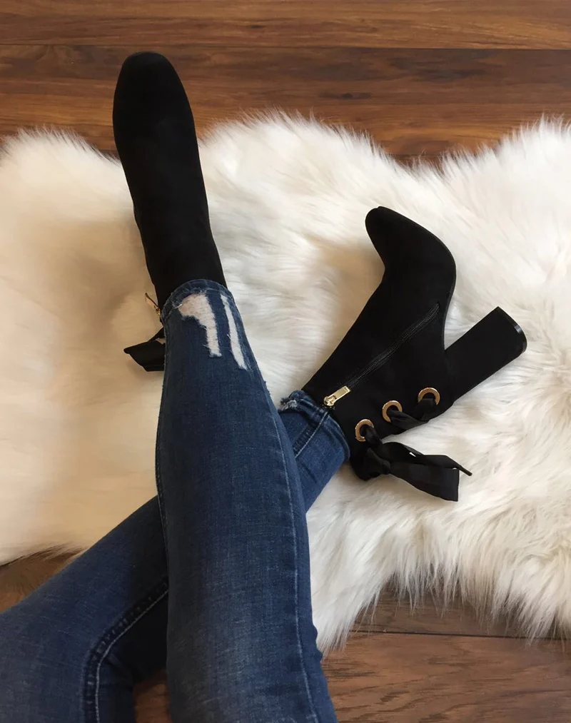 Bottines noires en suédine à talons et lacets satin