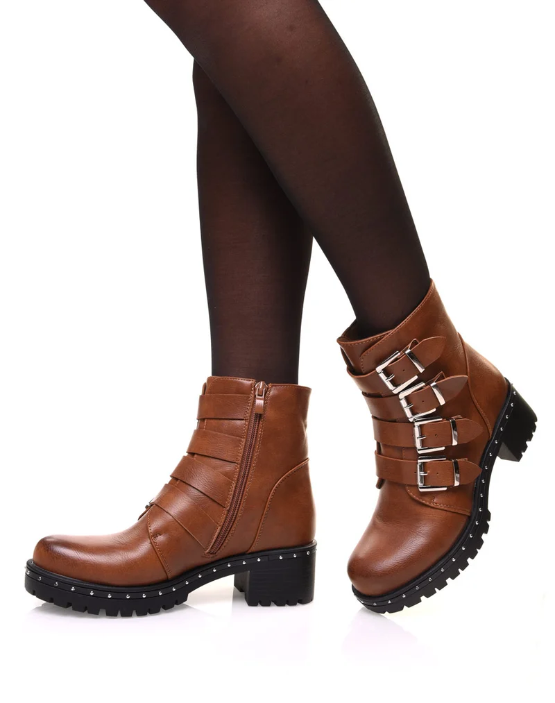 Bottines camelles à sangles multiples et semelle cloutée