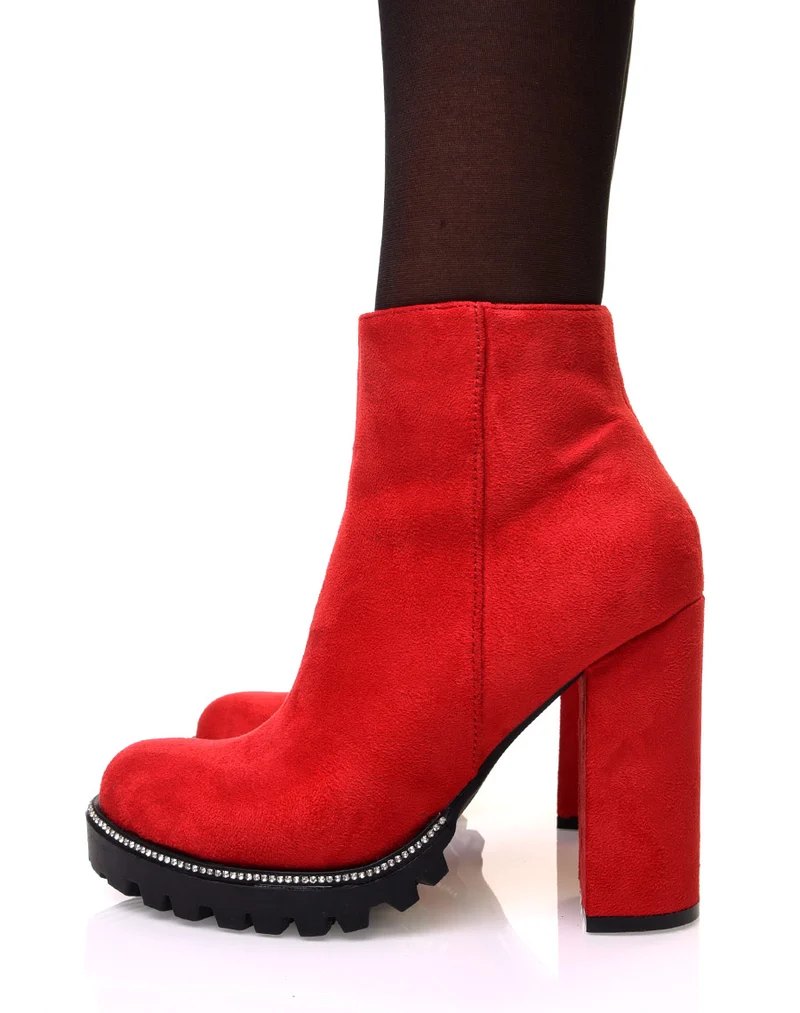 Bottines rouges en suédine à talon et semelle crantée