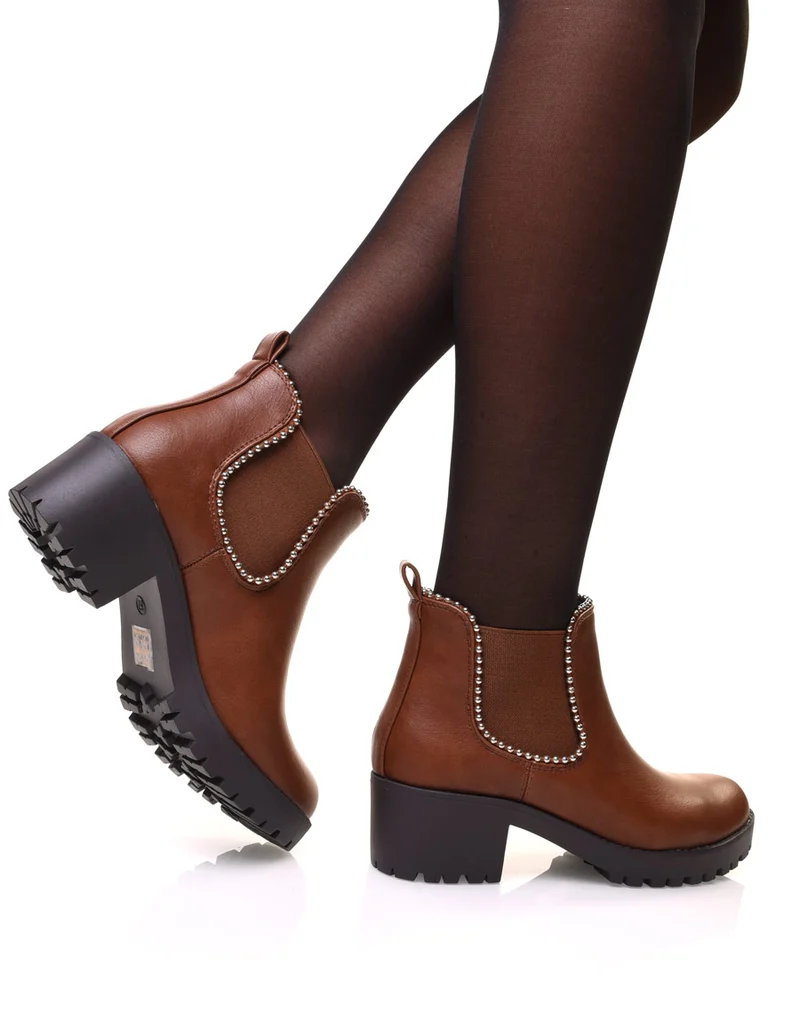 Chelsea boots camelles à talon et semelle crantée et perles