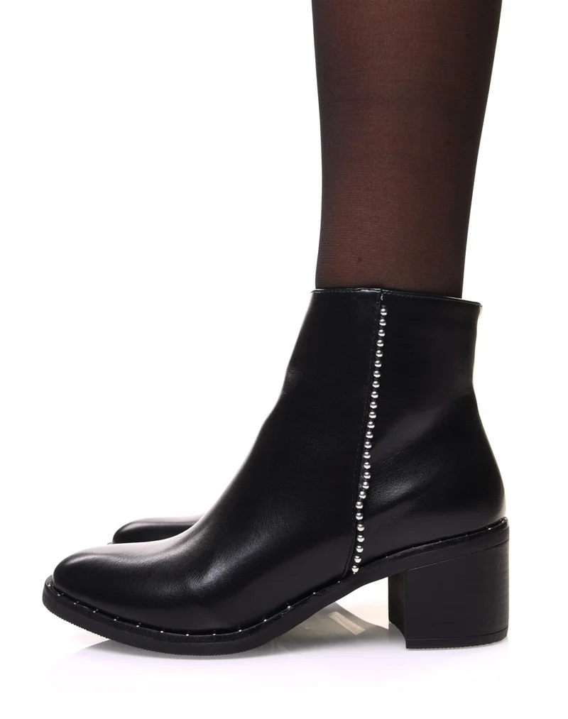 Bottines noires à surpiqûre perlée sur le côté