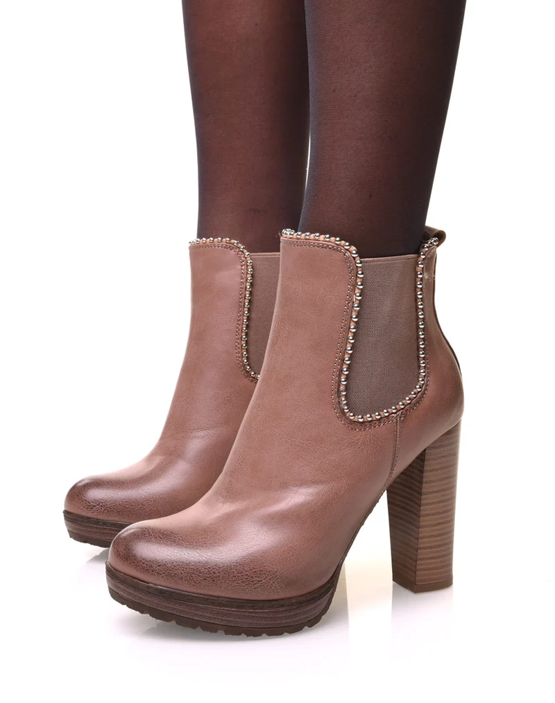 Chelsea boots roses à talons et détails perles