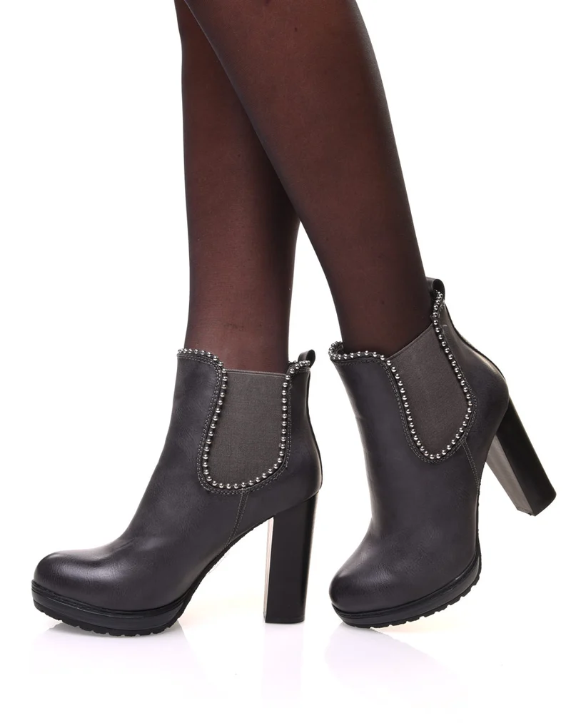 Chelsea boots grises à talons et détails perles