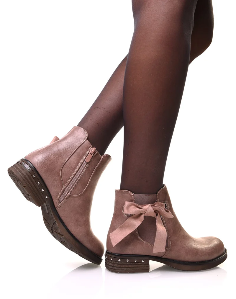 Bottines roses à nœud et œillets