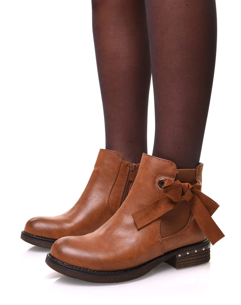 Bottines camelles à nœud et œillets