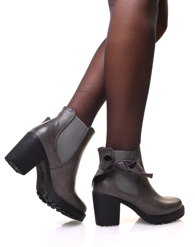 Bottines crantées grises à nœud et œillets