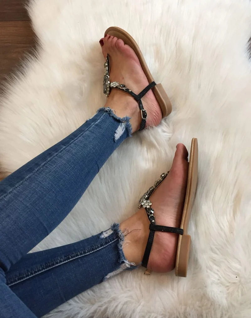 Nu-pieds noir avec Bijoux centrale