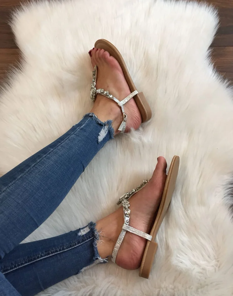 Nu-pieds gris avec Bijoux centrale