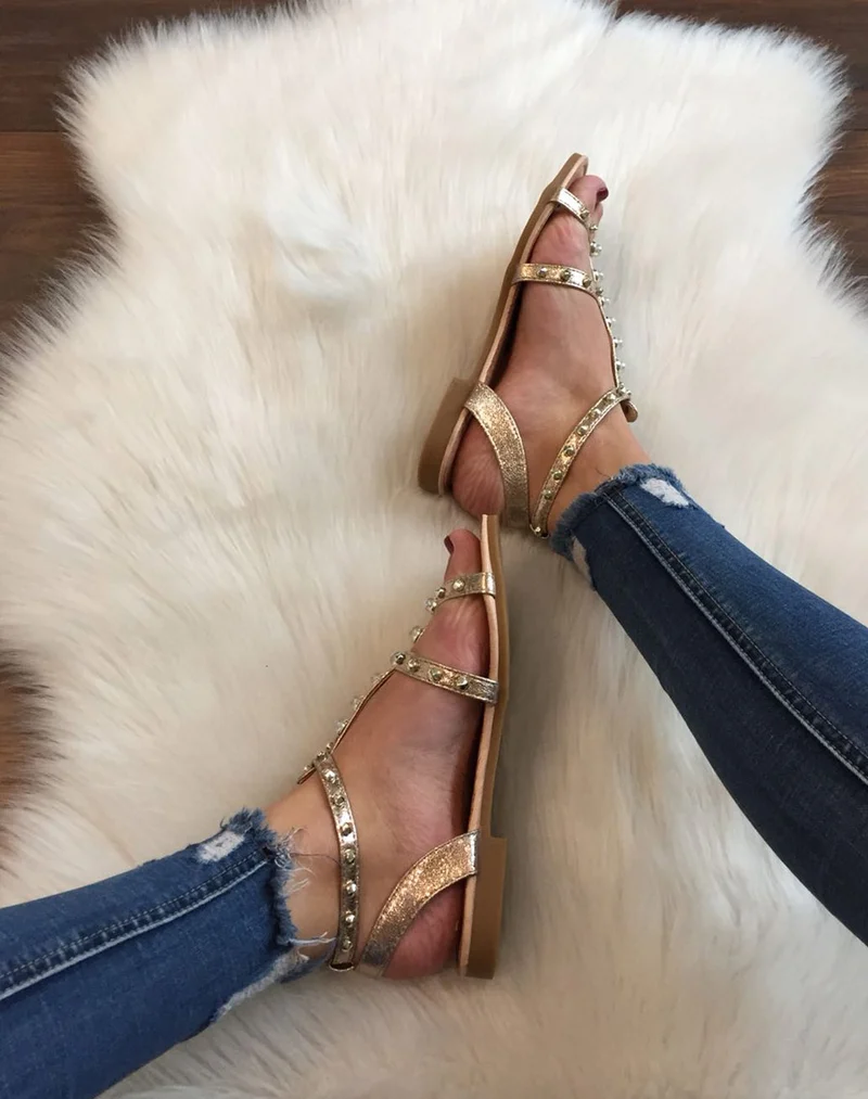 Nu-pieds champagne à perles et clous