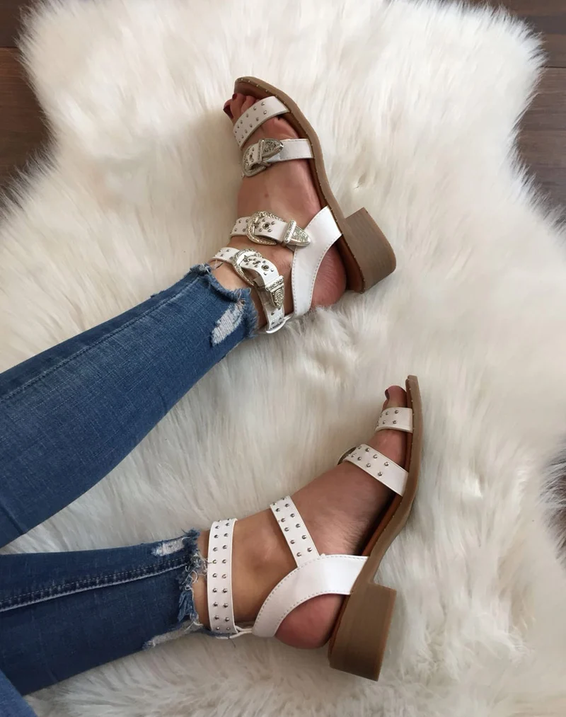 Nu-pieds blancs à boucles ornées