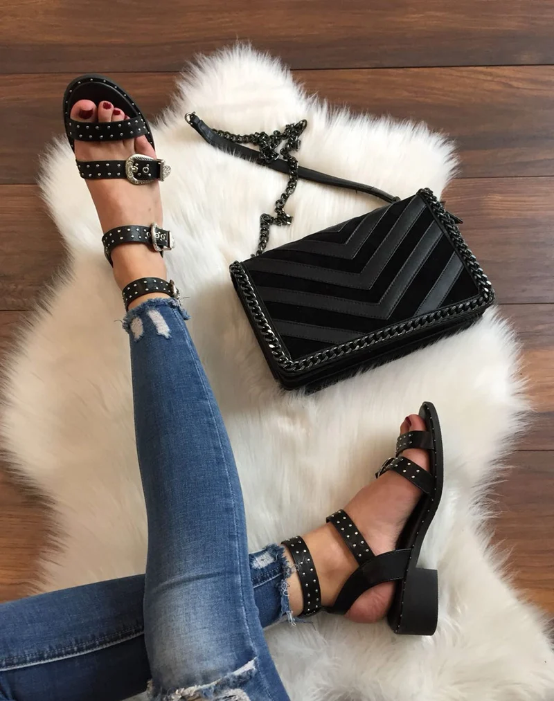 Nu-pieds noirs à boucles ornées