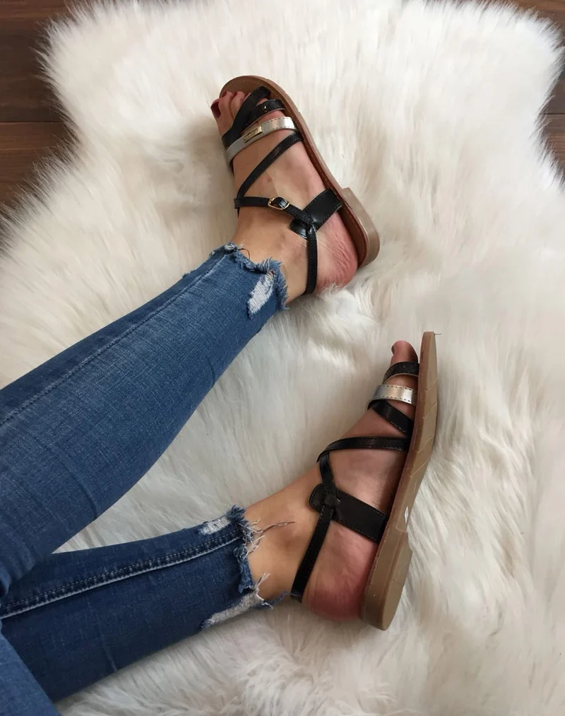 Nu-pieds multi-lanières croisés noires