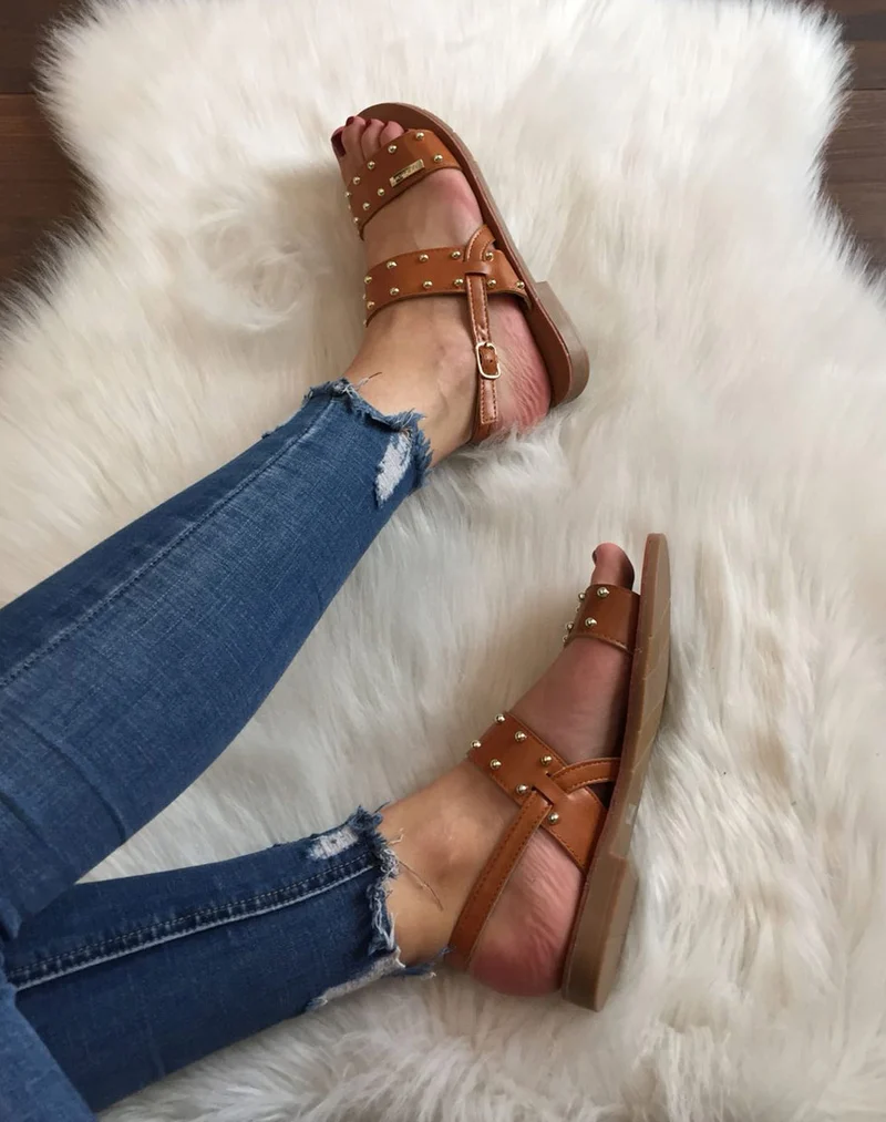 Nu-pieds camel cloutés or