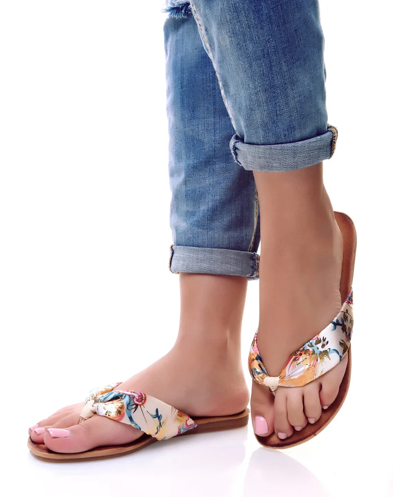 Nu-pieds à grosse lanière à fleurs