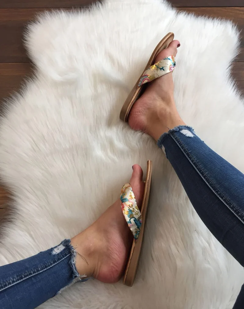 Nu-pieds à grosse lanière à fleurs