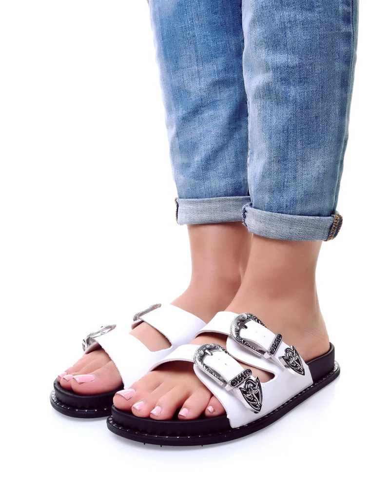 Mules blanches à boucles argent