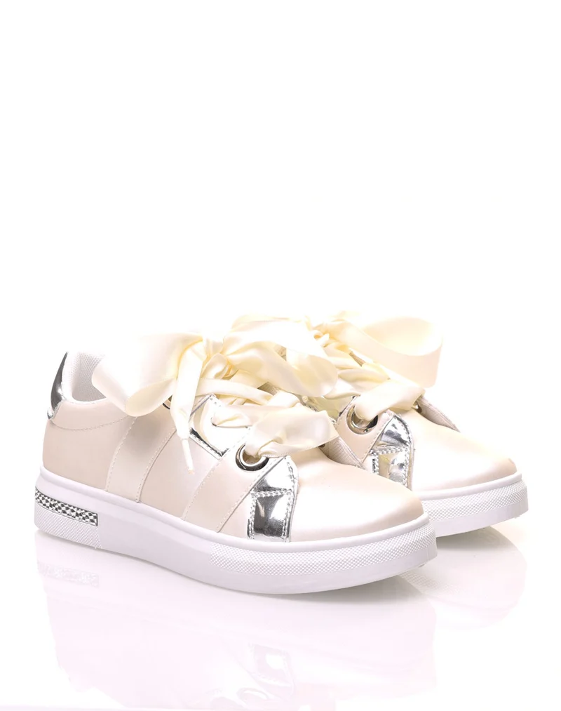 Baskets blanches avec lacets effets satinés
