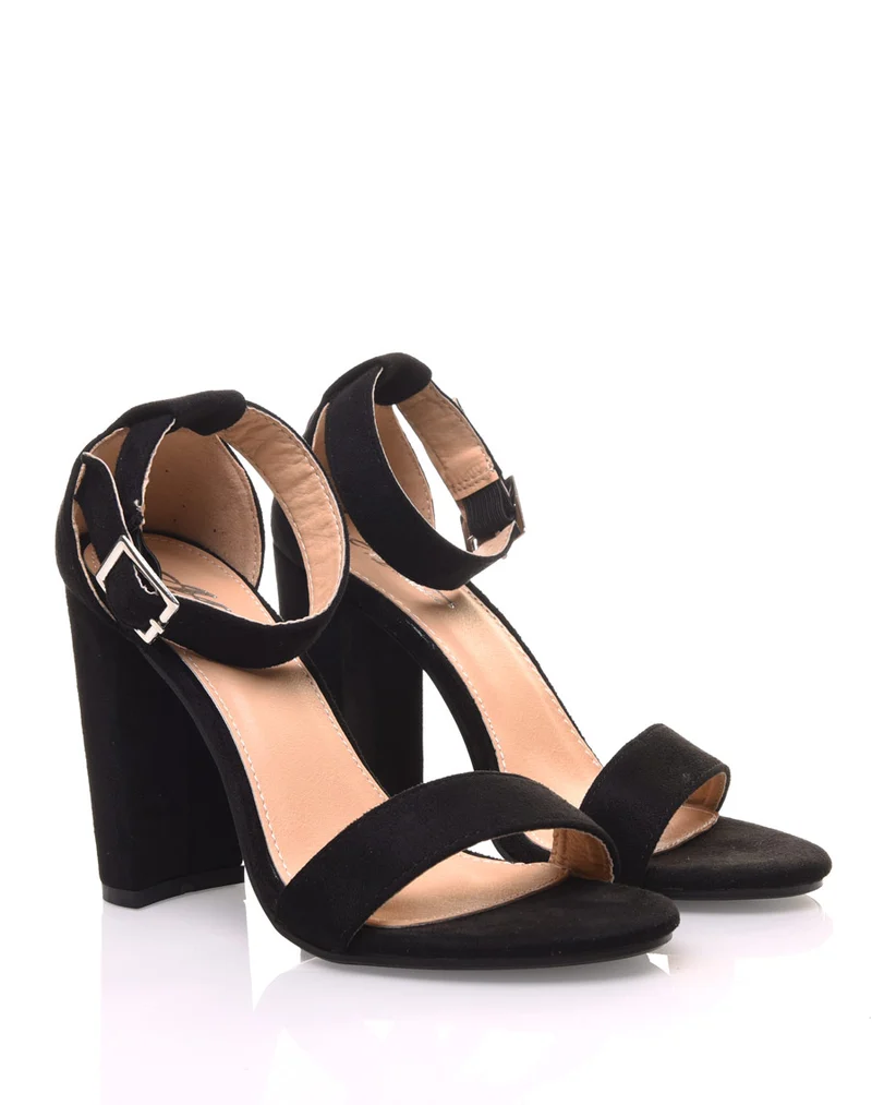 Sandales à talons noires en suédine