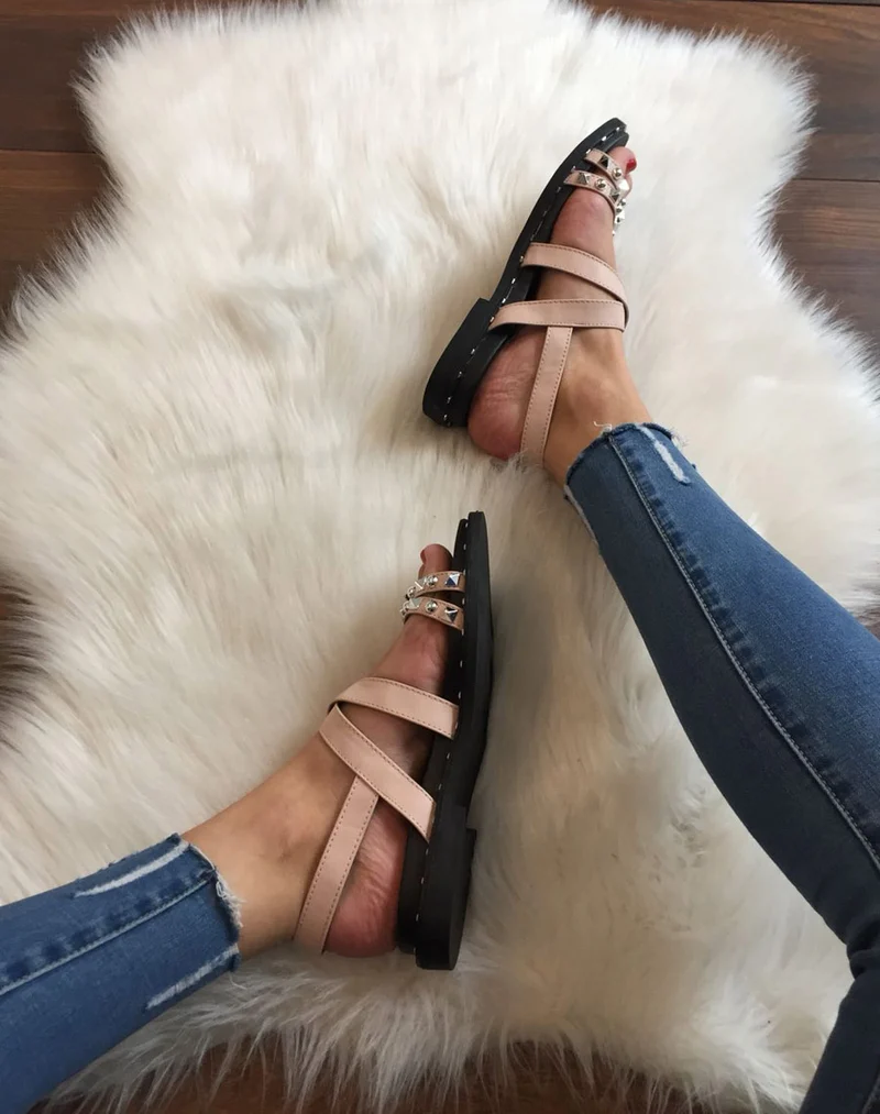 Nu pieds à brides cloutés roses
