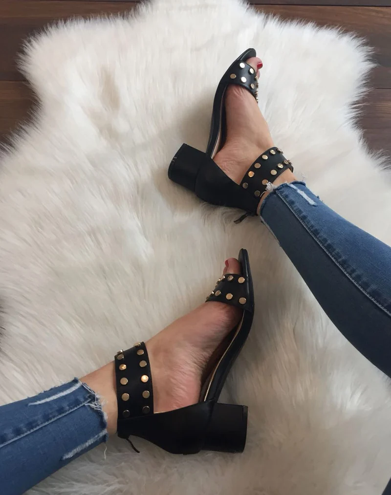 Sandales talon carré clouté noires