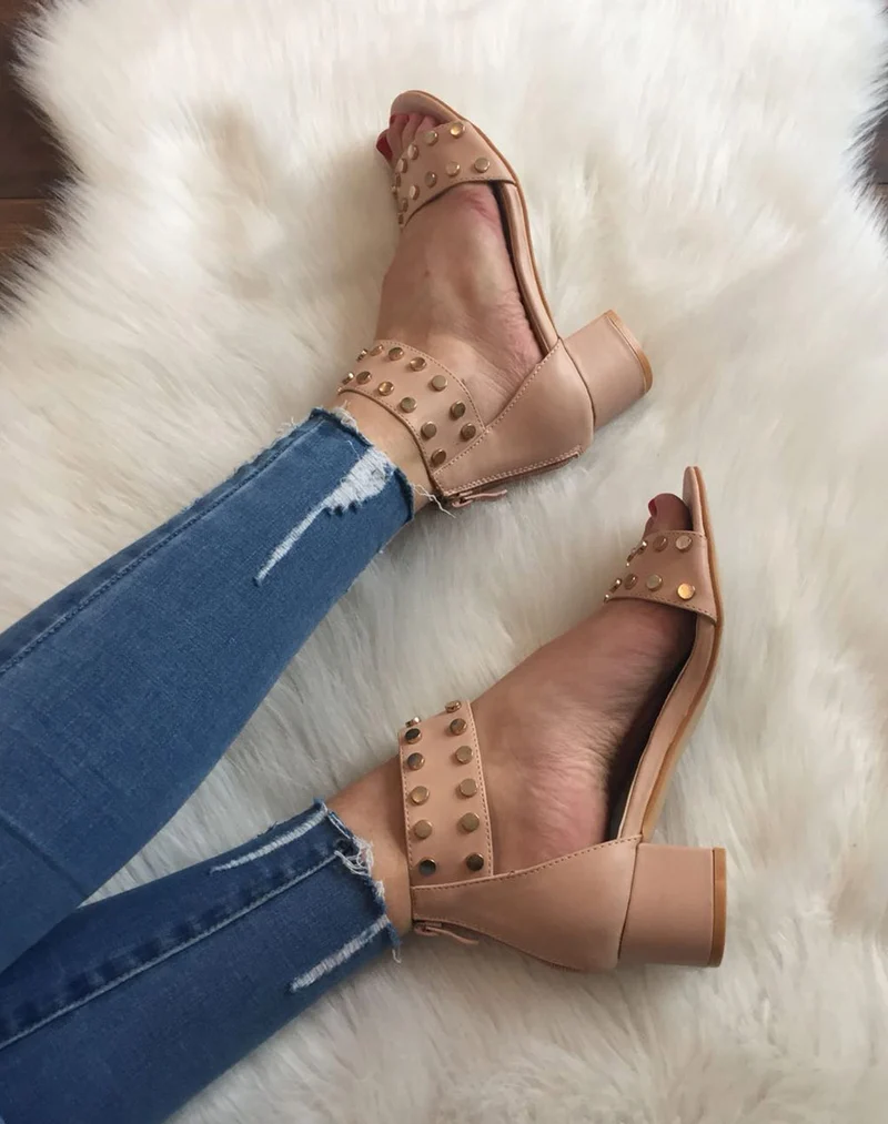 Sandales talon carré clouté beiges