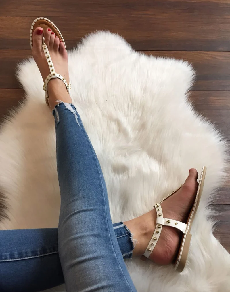 Nu pieds blancs cloutés or