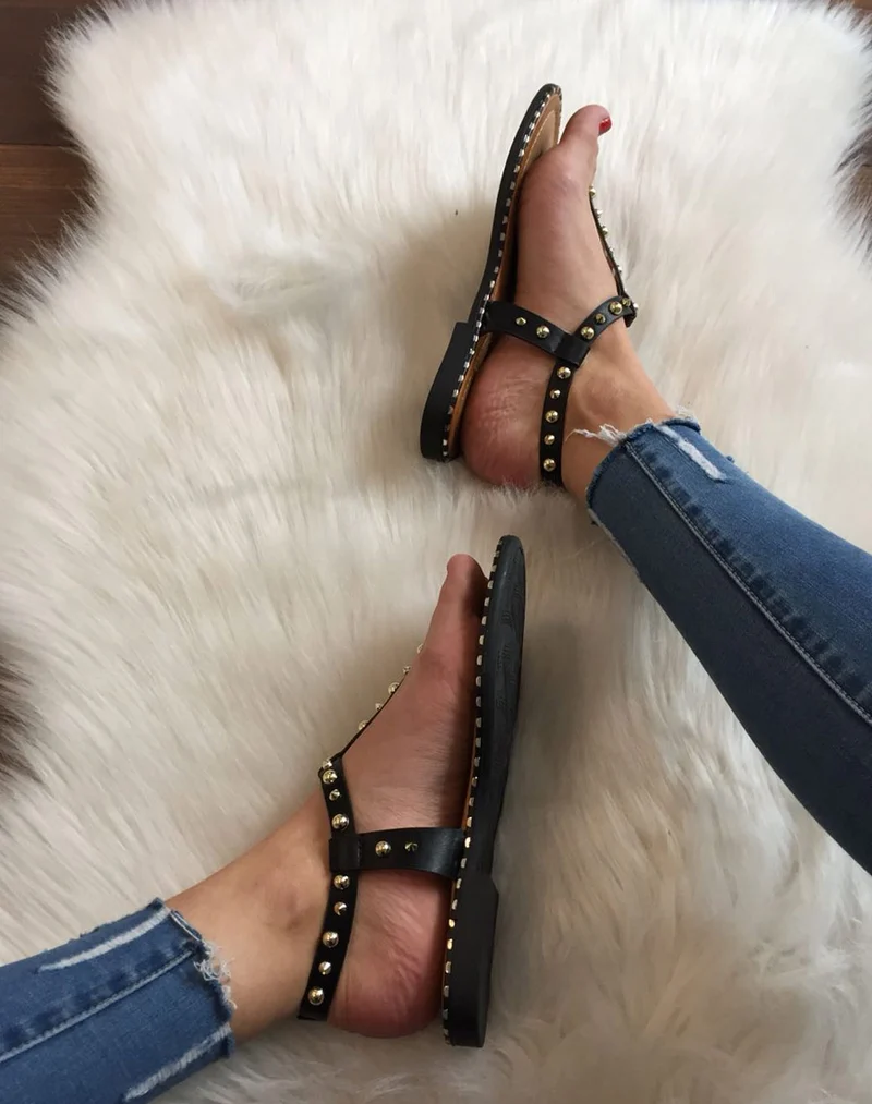 Nu pieds noirs cloutés or