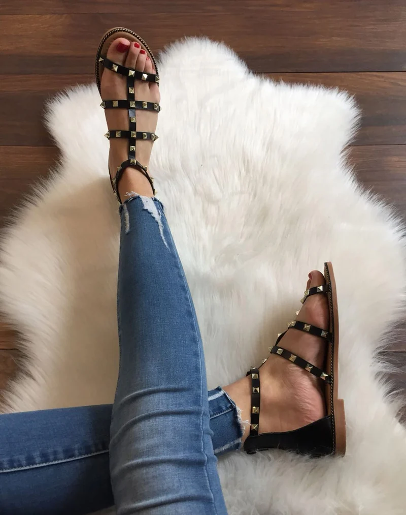 Nu-pieds noirs à brides cloutées