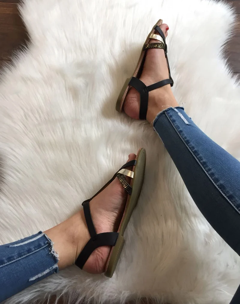 Nu-pieds multi brides accrochés noirs