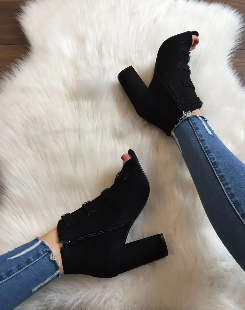 Sandales en suédines ouvertes noires à talons