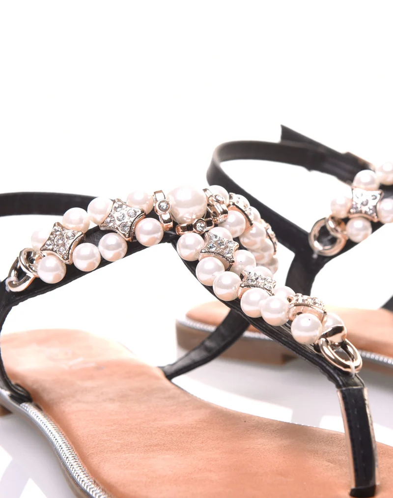 Nu-pieds noirs ornées de perles