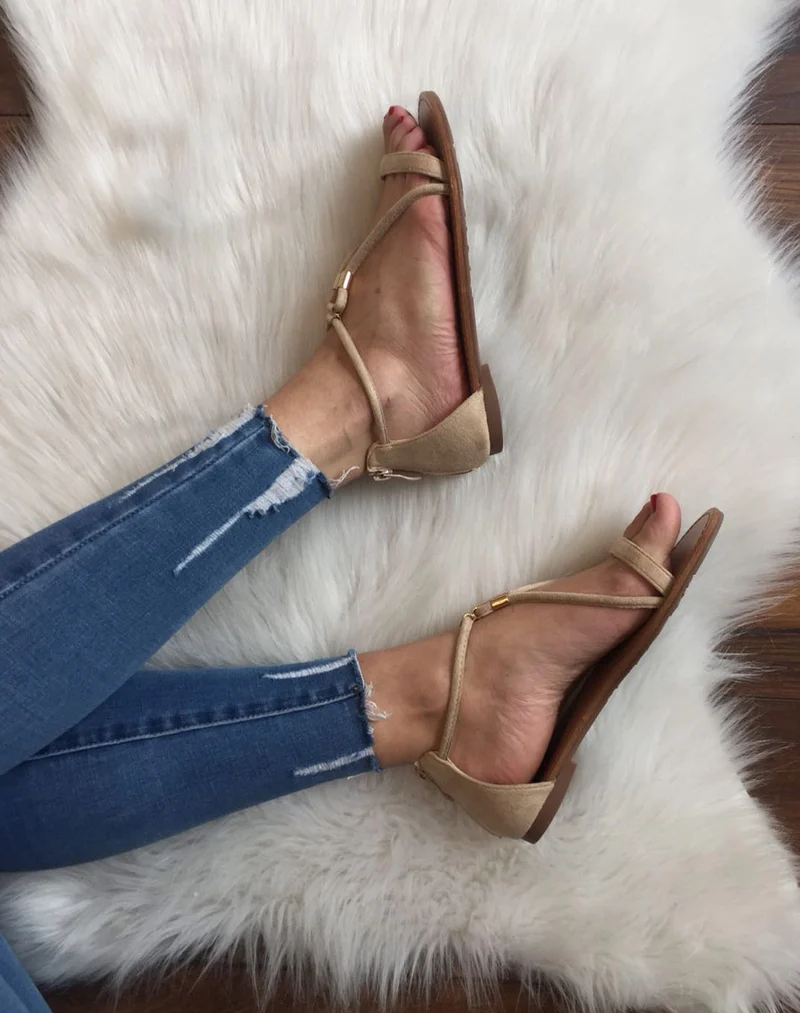 Nu-pieds beige ornées de perles or