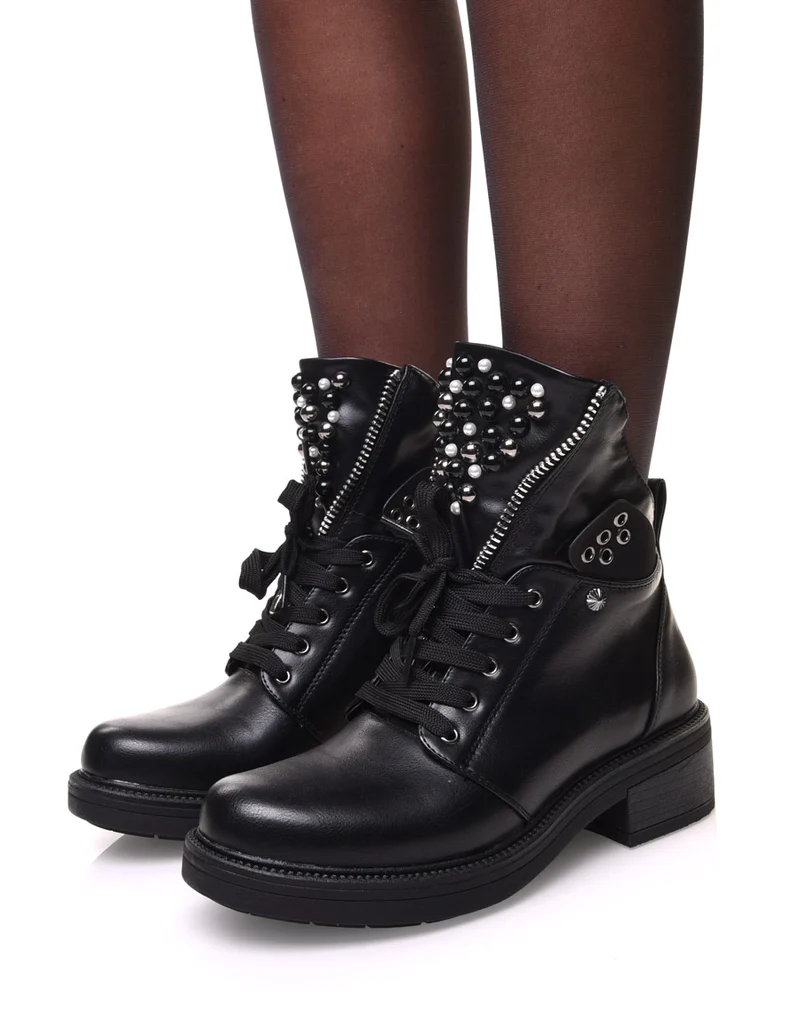 Bottines noires à languette zippée et perlée