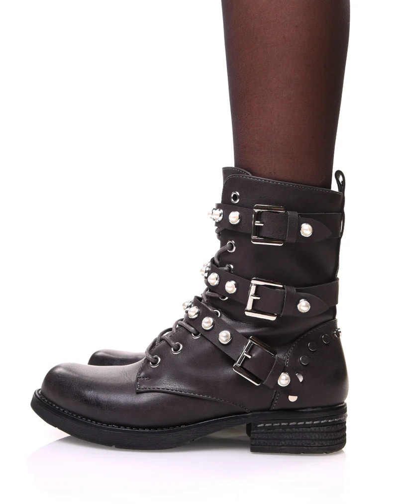 Bottines grises à lacets et lanières ornées de perles