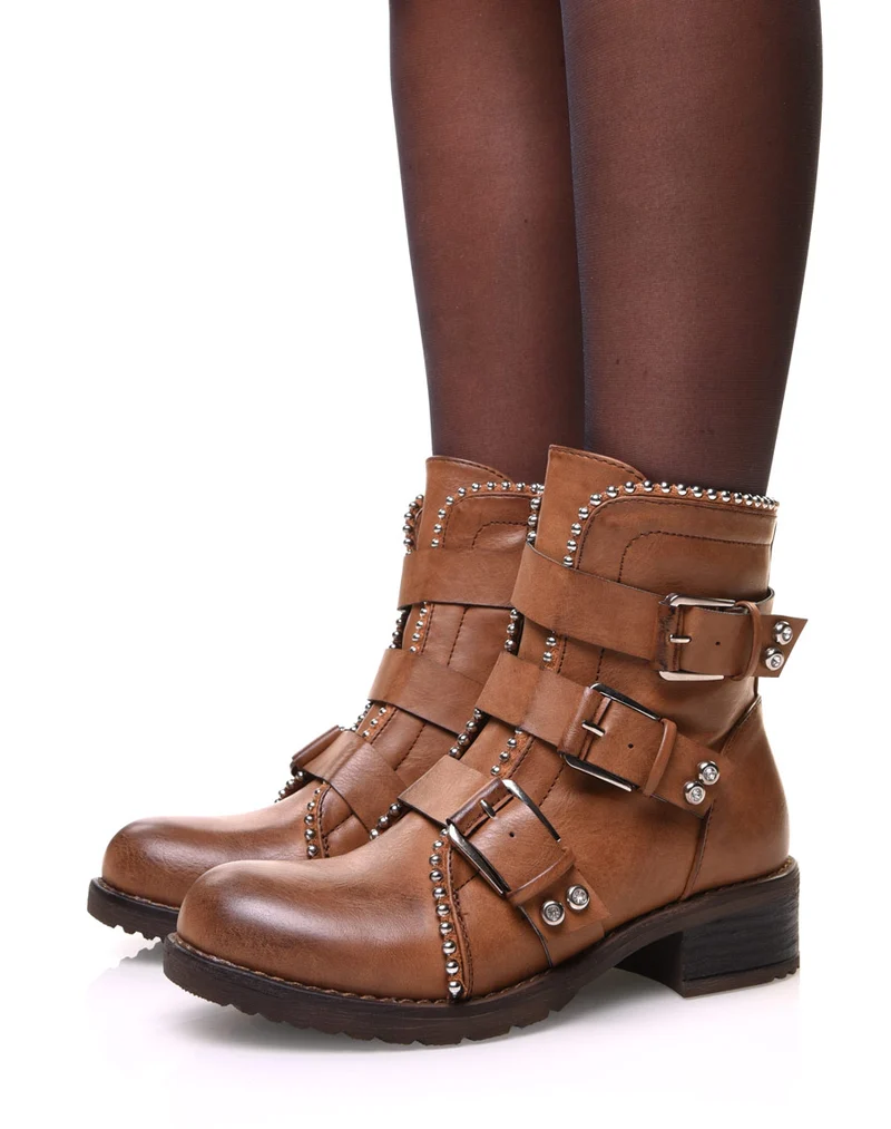 Bottines camelles à brides et détails cloutés