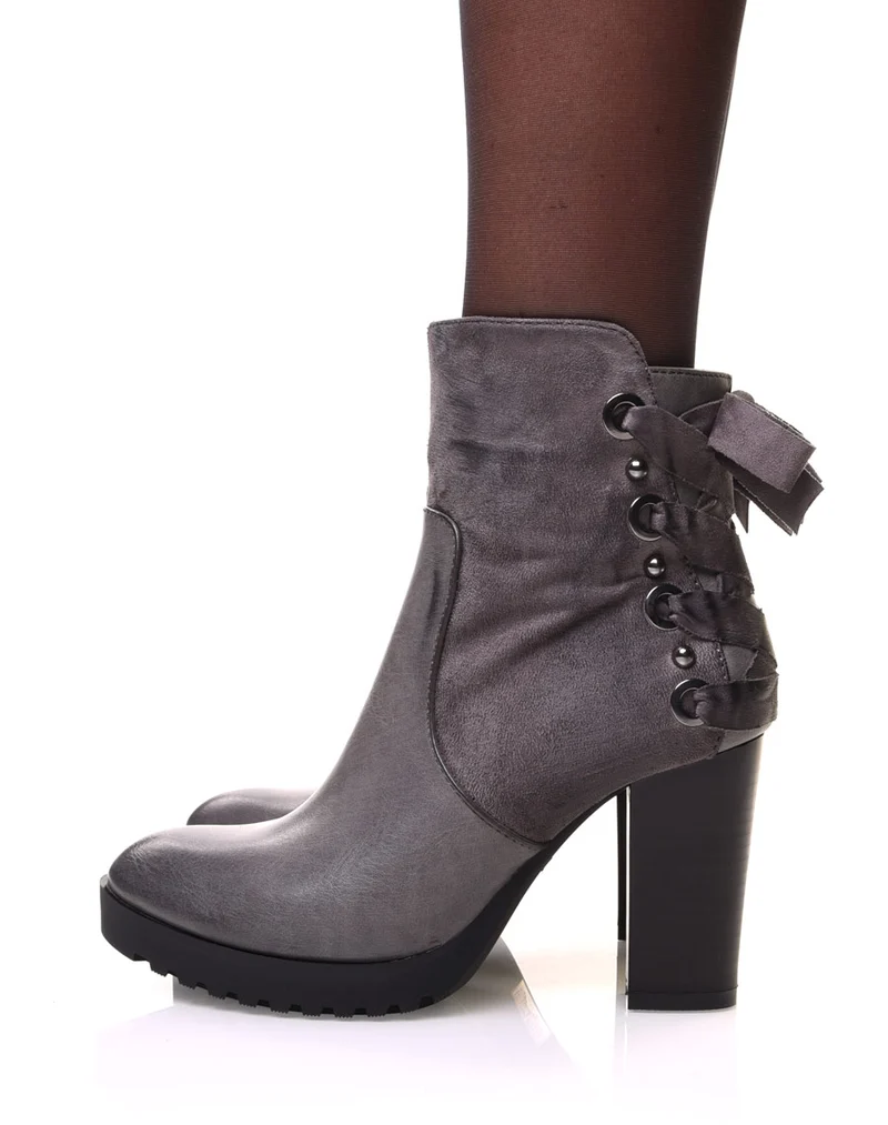 Bottines grises bi matières à talons et lacet à l’arrière