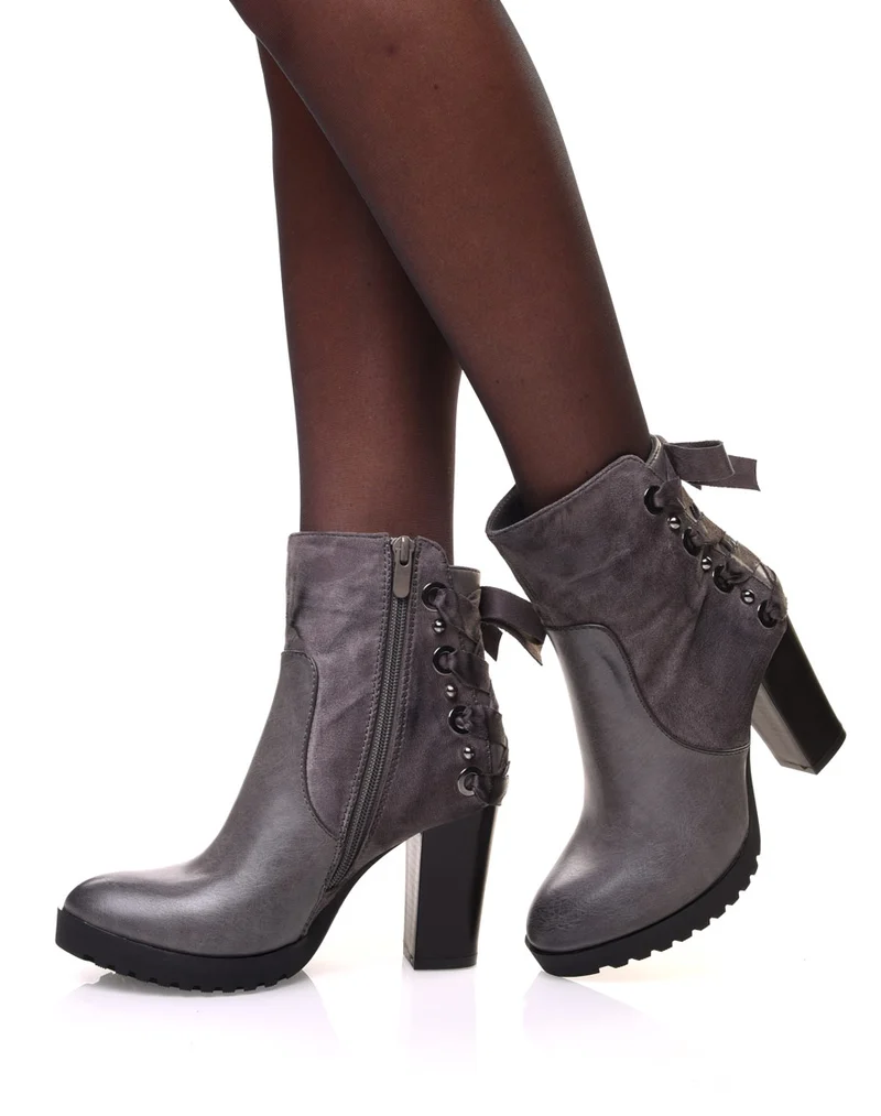 Bottines grises bi matières à talons et lacet à l’arrière