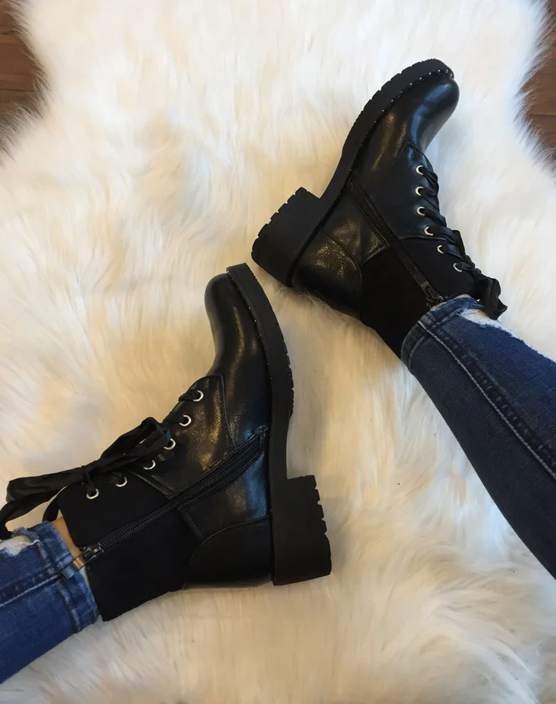 Bottines noires à lacets et semelles cloutées