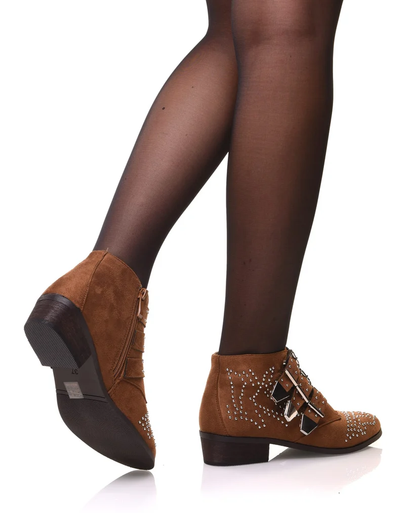 Bottines plates camel en suédine cloutées