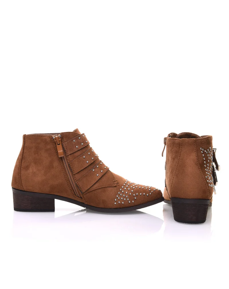 Bottines plates camel en suédine cloutées