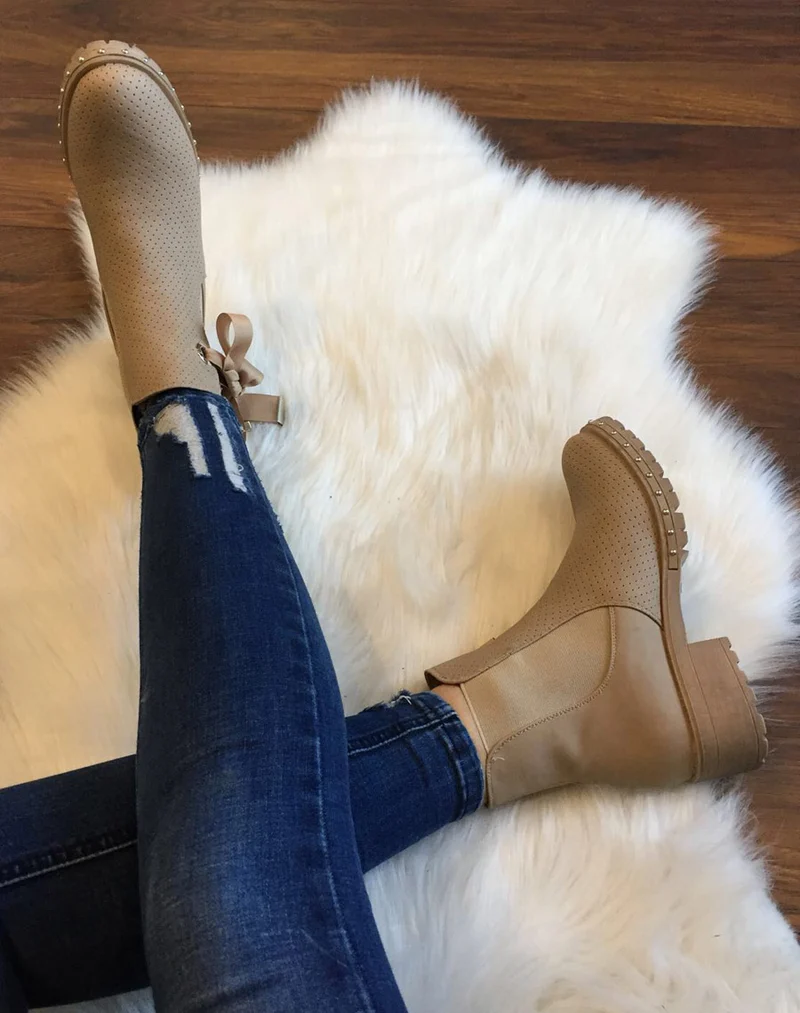 Bottines beiges perforées à semelles crantées