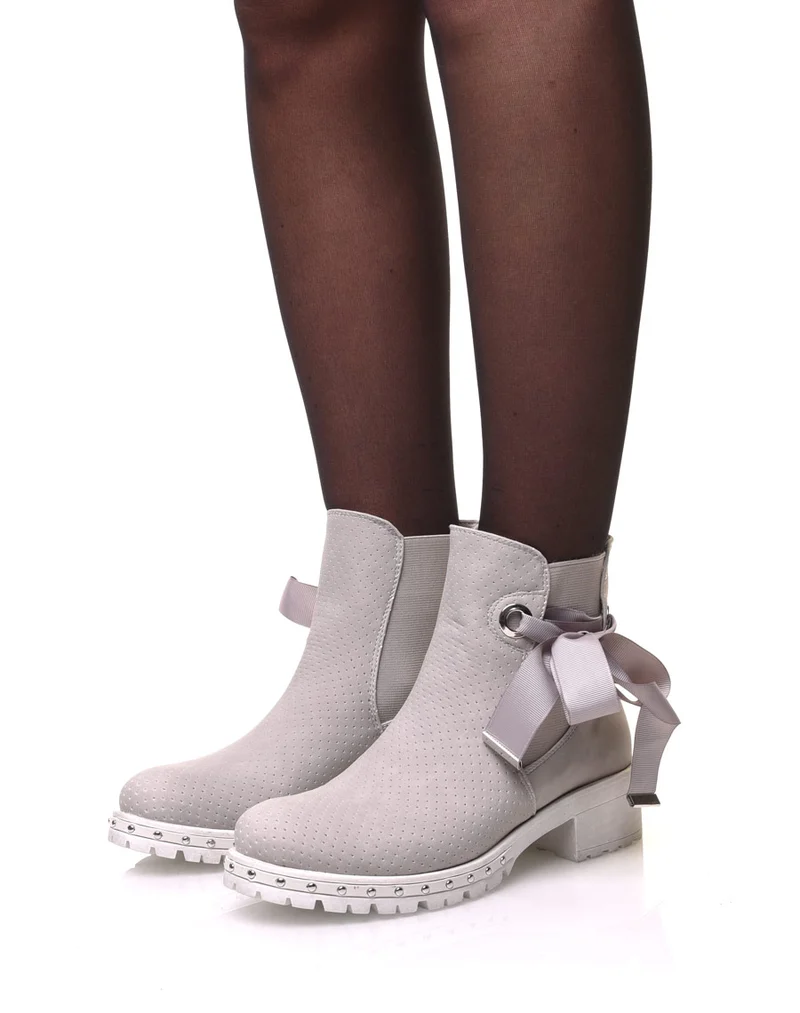 Bottines grises perforées à semelles crantées