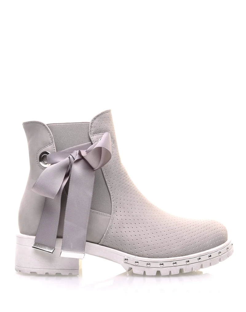Bottines grises perforées à semelles crantées