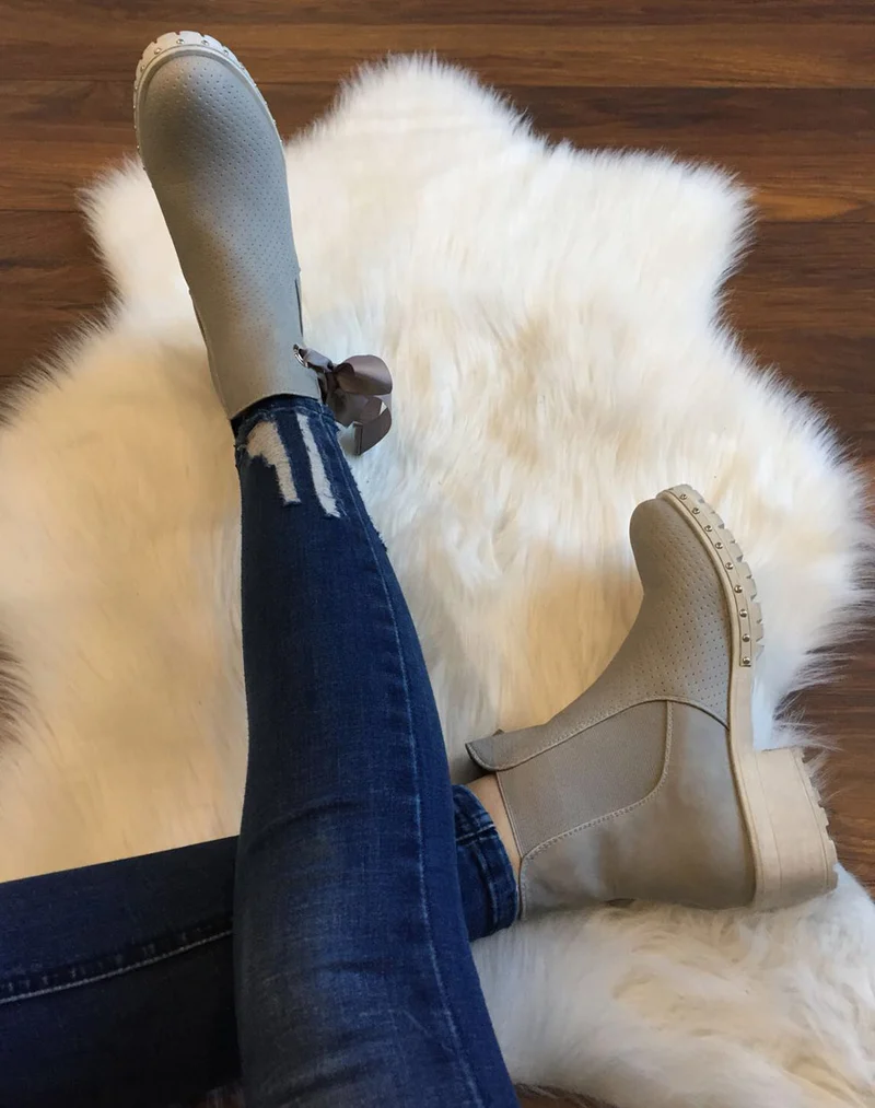 Bottines grises perforées à semelles crantées