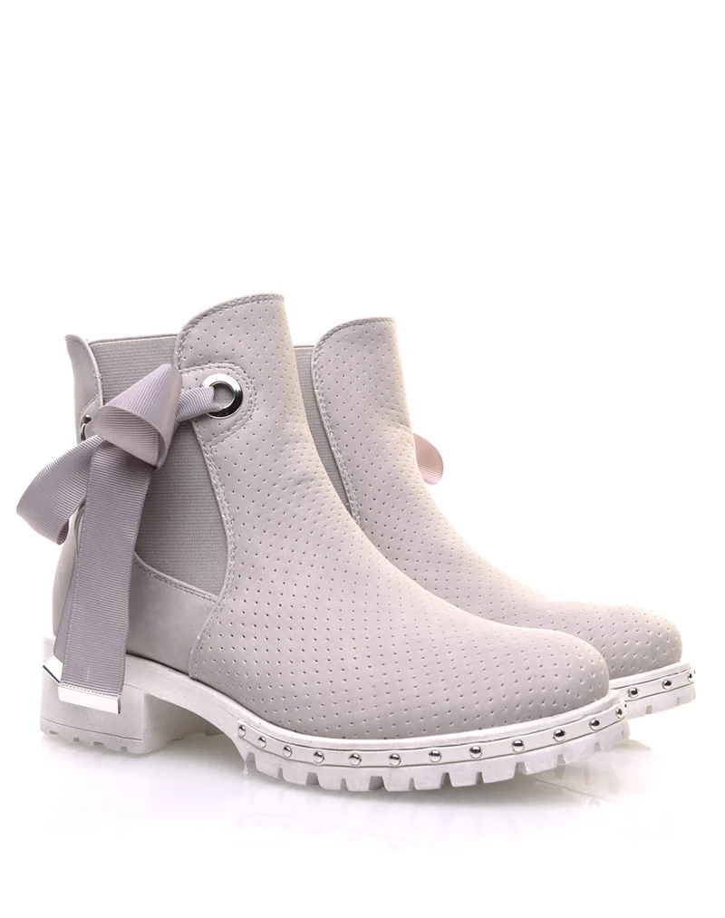 Bottines grises perforées à semelles crantées