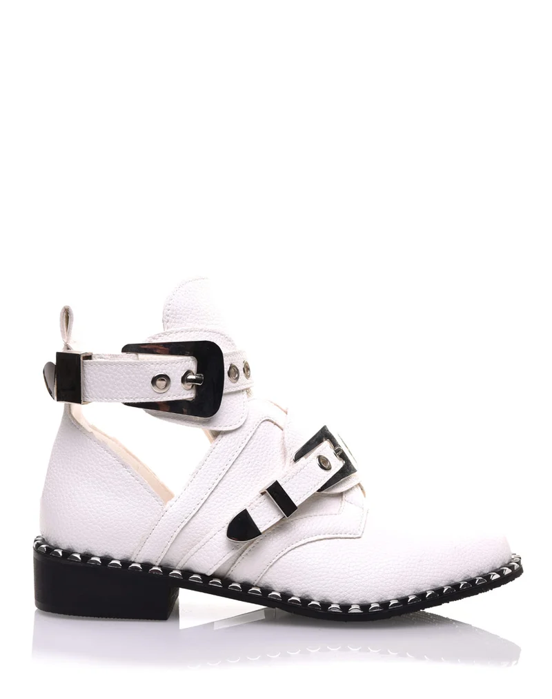 Bottines blanches ajourées semelles cloutées