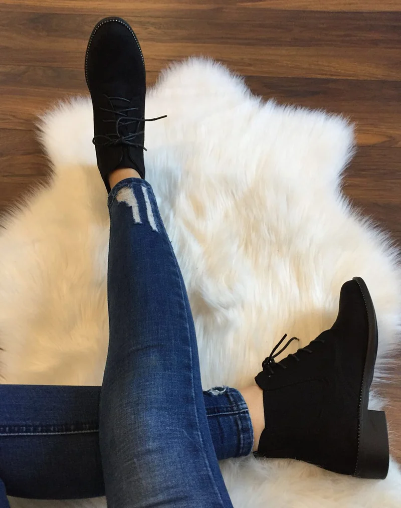 Bottines noires en suédines et à lacets