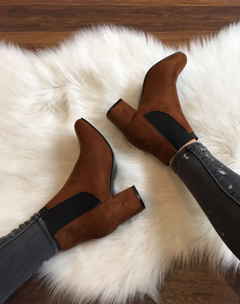 Chelsea boots camel entièrement en suédine talons mi haut
