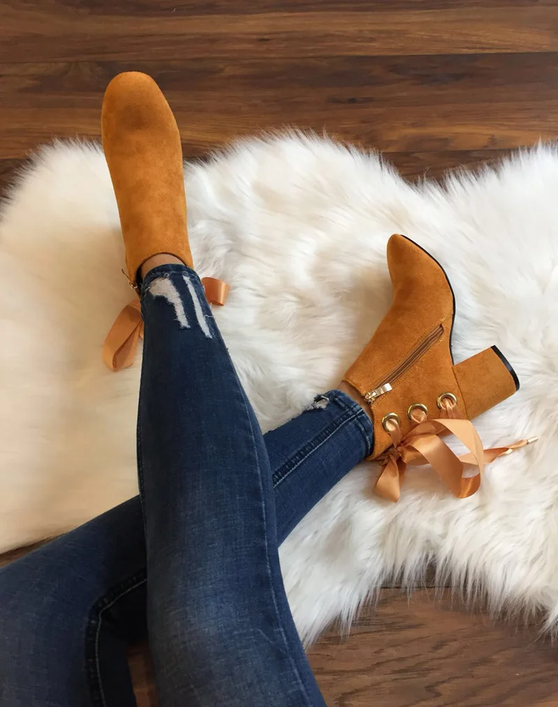 Bottines moutarde talons mi hauts lacets en satin